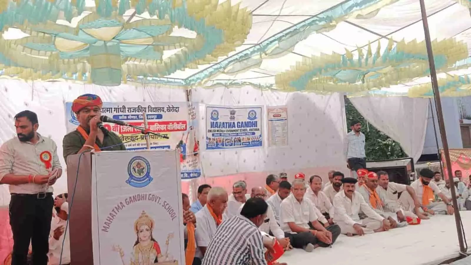 तस्वीर में एक व्यक्ति वल्लभनगर विधायक मंच पर माइक से उद्बोधन देते हुए नजर आ रहे हैं। तस्वीर में एक व्यक्ति वल्लभनगर विधायक मंच पर माइक से उद्बोधन देते हुए नजर आ रहे हैं।