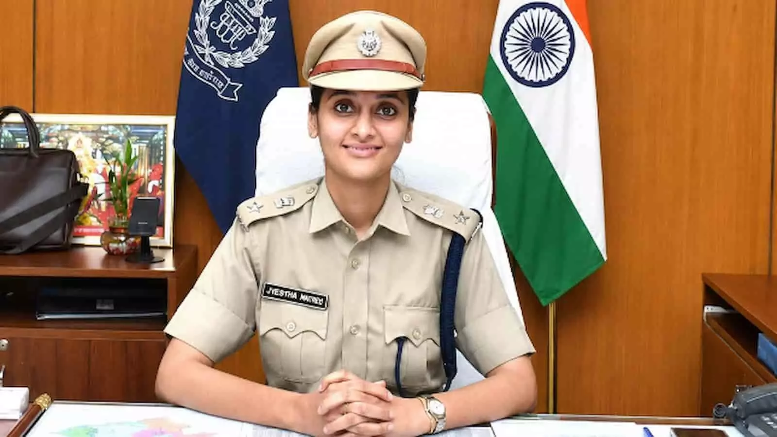 तस्वीर में महिला अधिकारी कार्यालय में बैठी हैं। तस्वीर में महिला अधिकारी कार्यालय में बैठी हैं।