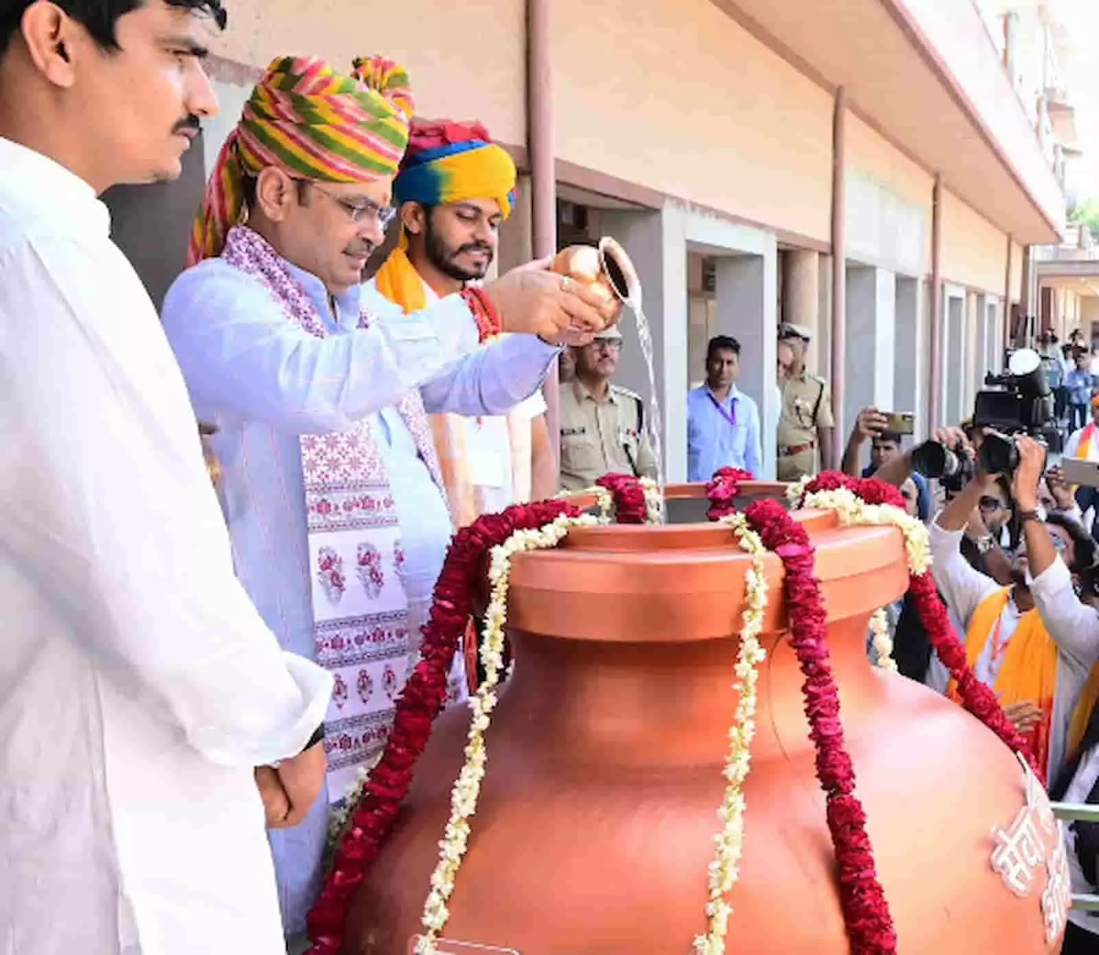 तस्वीर में मुख्यमंत्री भजनलाल शर्मा जैसलमेर में जल अर्पित करते हुए। तस्वीर में मुख्यमंत्री भजनलाल शर्मा जैसलमेर में जल अर्पित करते हुए।