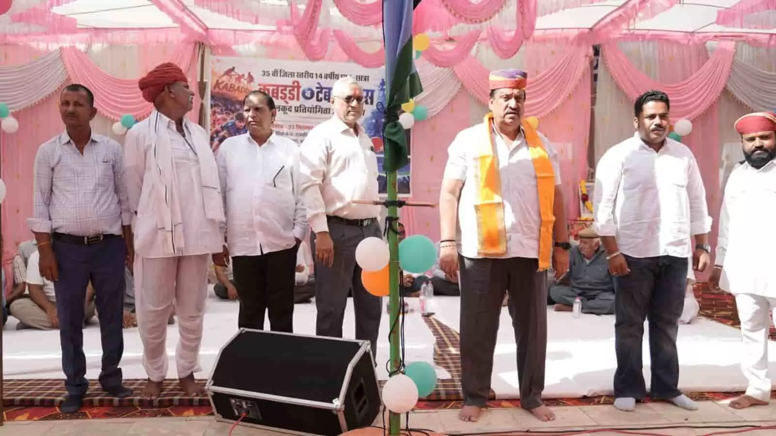 तस्वीर में विधायक सुरेंद्र सिंह राठौड़ और अन्य अतिथि खेल प्रतियोगिता के मंच पर खड़े हैं। तस्वीर में विधायक सुरेंद्र सिंह राठौड़ और अन्य अतिथि खेल प्रतियोगिता के मंच पर खड़े हैं।