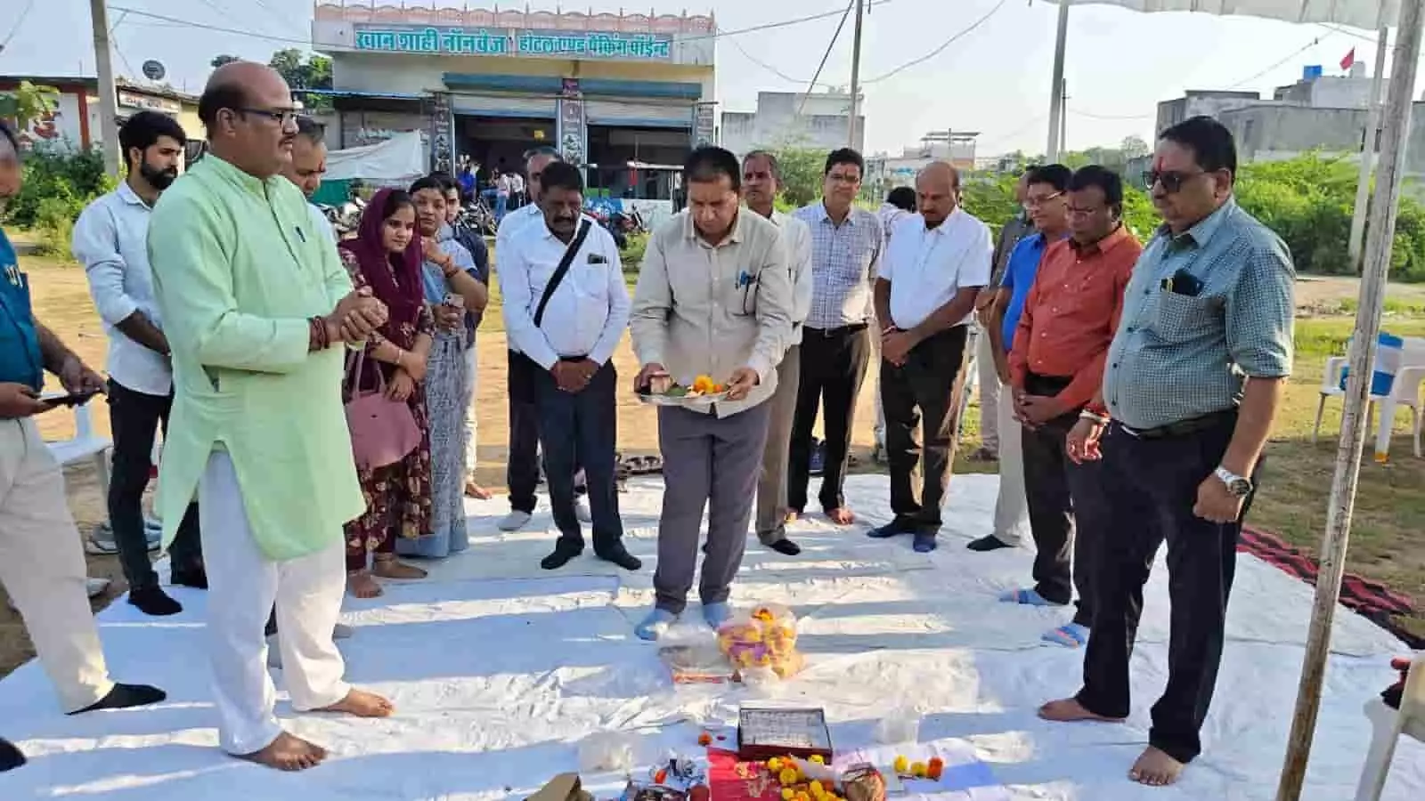 तस्वीर में झालावाड़ में नए पुस्तकालय भवन की बाउंड्री के भूमिपूजन कार्यक्रम के दौरान कई अधिकारी और लोग खड़े होकर पूजा करते नजर आ रहे हैं। तस्वीर में झालावाड़ में नए पुस्तकालय भवन की बाउंड्री के भूमिपूजन कार्यक्रम के दौरान कई अधिकारी और लोग खड़े होकर पूजा करते नजर आ रहे हैं।