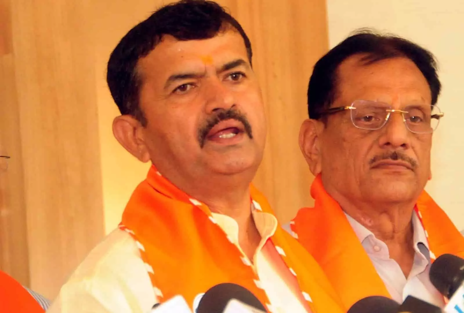 तस्वीर में भाजपा नेता नितिन नवीन और एक अन्य नेता जयपुर में खड़े नजर आ रहे हैं। तस्वीर में भाजपा नेता नितिन नवीन और एक अन्य नेता जयपुर में खड़े नजर आ रहे हैं।