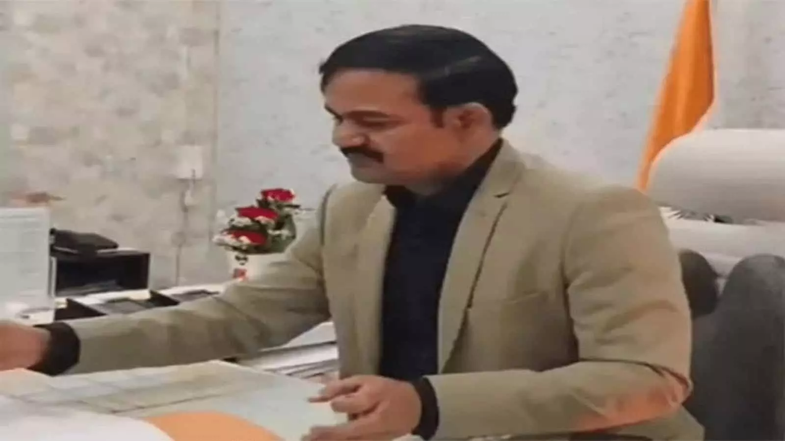 तस्वीर में अर्पित गुप्ता ऑफिस में अपनी कुर्सी पर बैठकर दस्तावेजों के साथ काम करते हुए दिखाई दे रहे हैं। तस्वीर में अर्पित गुप्ता ऑफिस में अपनी कुर्सी पर बैठकर दस्तावेजों के साथ काम करते हुए दिखाई दे रहे हैं।