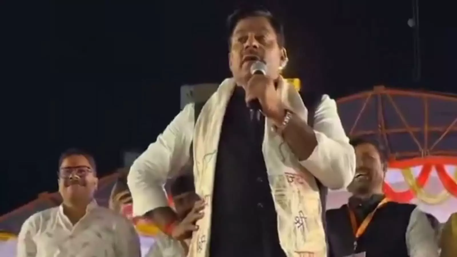 तस्वीर में भाजपा विधायक रामेश्वर शर्मा मंच से भाषण देते हुए दिख रहे हैं। तस्वीर में भाजपा विधायक रामेश्वर शर्मा मंच से भाषण देते हुए दिख रहे हैं।