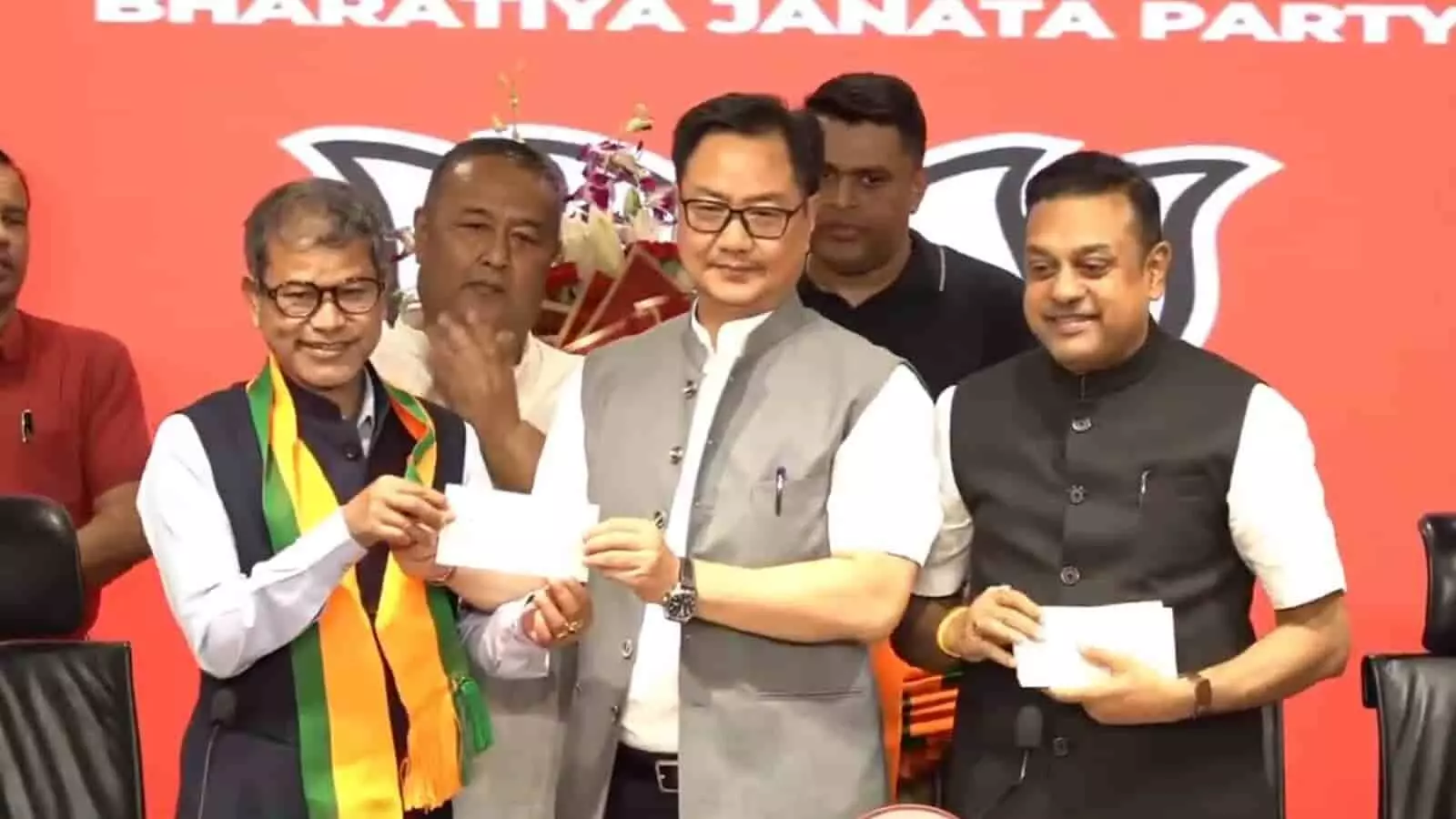तस्वीर में नई दिल्ली स्थित भाजपा कार्यालय में नेता पार्टी की सदस्यता लेते हुए दिख रहे हैं। तस्वीर में नई दिल्ली स्थित भाजपा कार्यालय में नेता पार्टी की सदस्यता लेते हुए दिख रहे हैं।