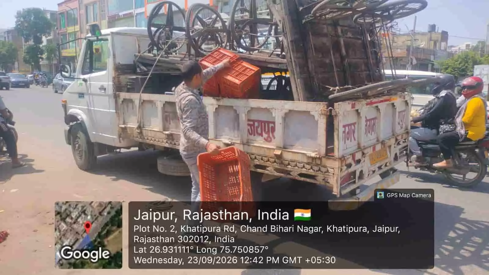 तस्वीर में एक कर्मचारी जयपुर में कैन्टर वाहन में सामान रखते हुए दिख रहा है। तस्वीर में एक कर्मचारी जयपुर में कैन्टर वाहन में सामान रखते हुए दिख रहा है।