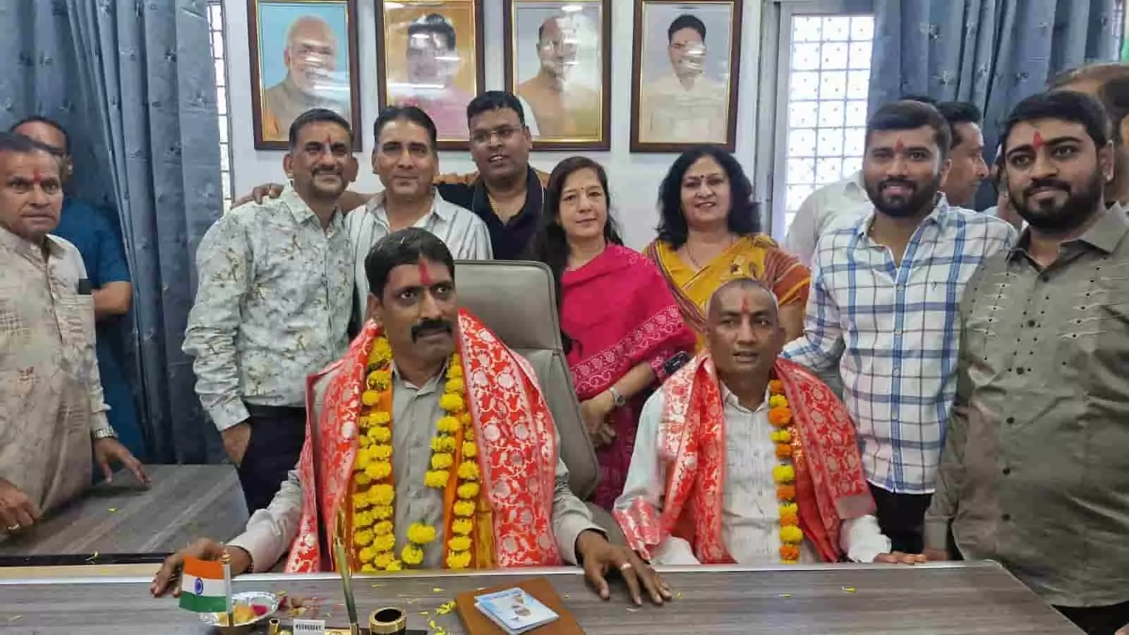 तस्वीर में माला पहने सभापति अनिल ईनाणी और उपसभापति सुदर्शन रामपुरिया कार्यालय की कुर्सी पर अन्य लोगों के साथ मौजूद हैं। तस्वीर में माला पहने सभापति अनिल ईनाणी और उपसभापति सुदर्शन रामपुरिया कार्यालय की कुर्सी पर अन्य लोगों के साथ मौजूद हैं।