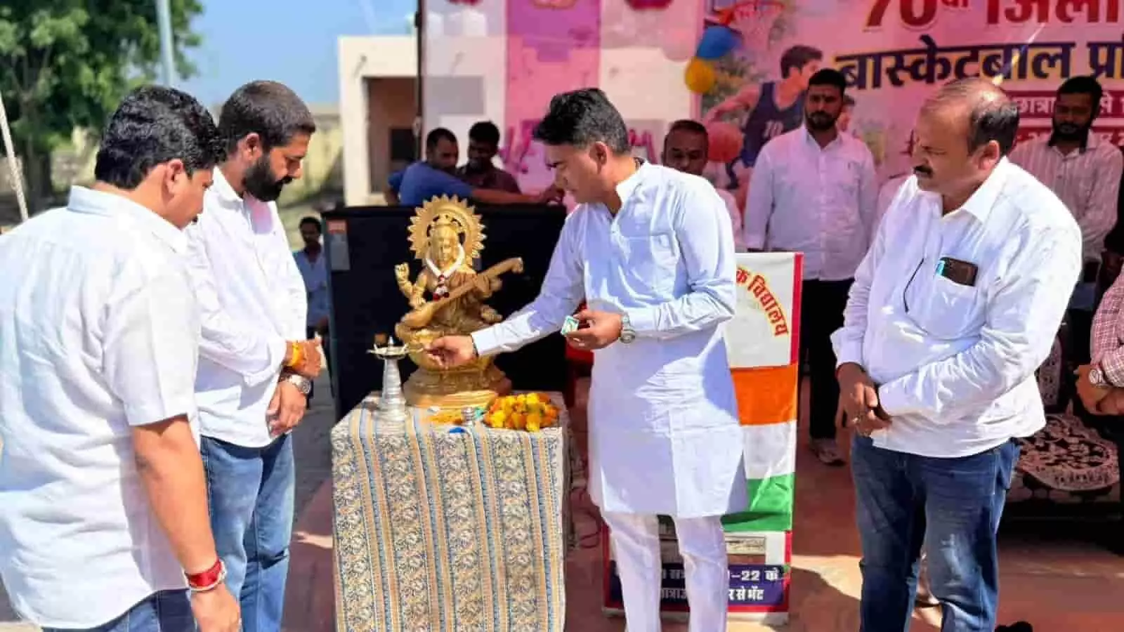 तस्वीर में ओछड़ी के विद्यालय परिसर में आयोजित कार्यक्रम के दौरान अतिथि दीप प्रज्वलन कर रहे हैं। तस्वीर में ओछड़ी के विद्यालय परिसर में आयोजित कार्यक्रम के दौरान अतिथि दीप प्रज्वलन कर रहे हैं।