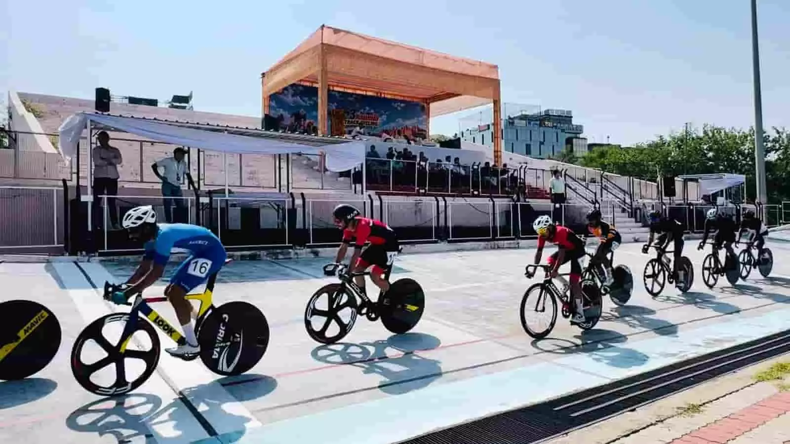 तस्वीर में जयपुर के वेलोड्रोम ट्रैक पर साइकिलिंग चैम्पियनशिप में प्रतिस्पर्धा करते खिलाड़ी दिख रहे हैं। तस्वीर में जयपुर के वेलोड्रोम ट्रैक पर साइकिलिंग चैम्पियनशिप में प्रतिस्पर्धा करते खिलाड़ी दिख रहे हैं।
