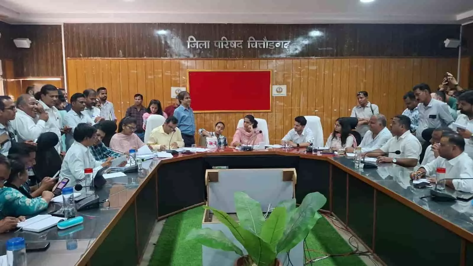 तस्वीर में चित्तौड़गढ़ जिला परिषद हॉल में अधिकारी और लोग मेज के चारों ओर बैठे दिख रहे हैं। तस्वीर में चित्तौड़गढ़ जिला परिषद हॉल में अधिकारी और लोग मेज के चारों ओर बैठे दिख रहे हैं।