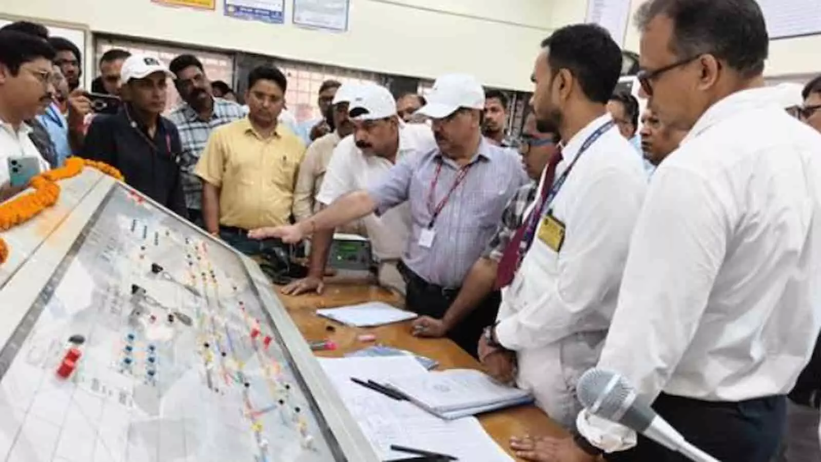 तस्वीर में रेलवे अधिकारी तारोकी-रावघाट रेल लाइन निरीक्षण के दौरान कंट्रोल पैनल की जांच कर रहे हैं। तस्वीर में रेलवे अधिकारी तारोकी-रावघाट रेल लाइन निरीक्षण के दौरान कंट्रोल पैनल की जांच कर रहे हैं।