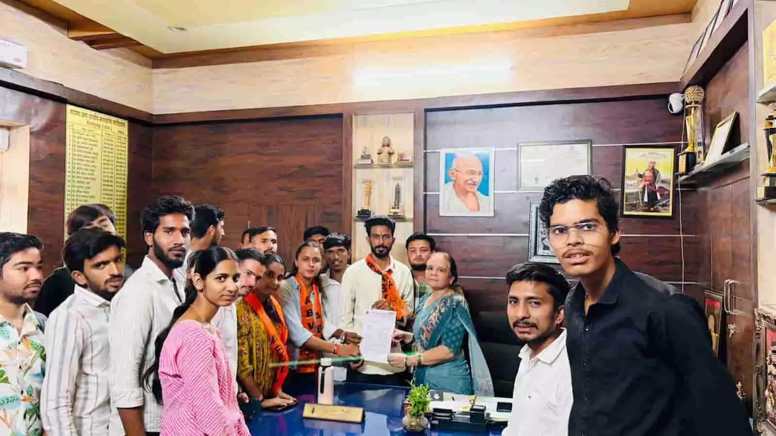 तस्वीर में बाएं से दाएं खड़े छात्र और छात्राएं कार्यालय कक्ष में एक महिला अधिकारी को ज्ञापन पत्र दे रहे हैं। तस्वीर में बाएं से दाएं खड़े छात्र और छात्राएं कार्यालय कक्ष में एक महिला अधिकारी को ज्ञापन पत्र दे रहे हैं।