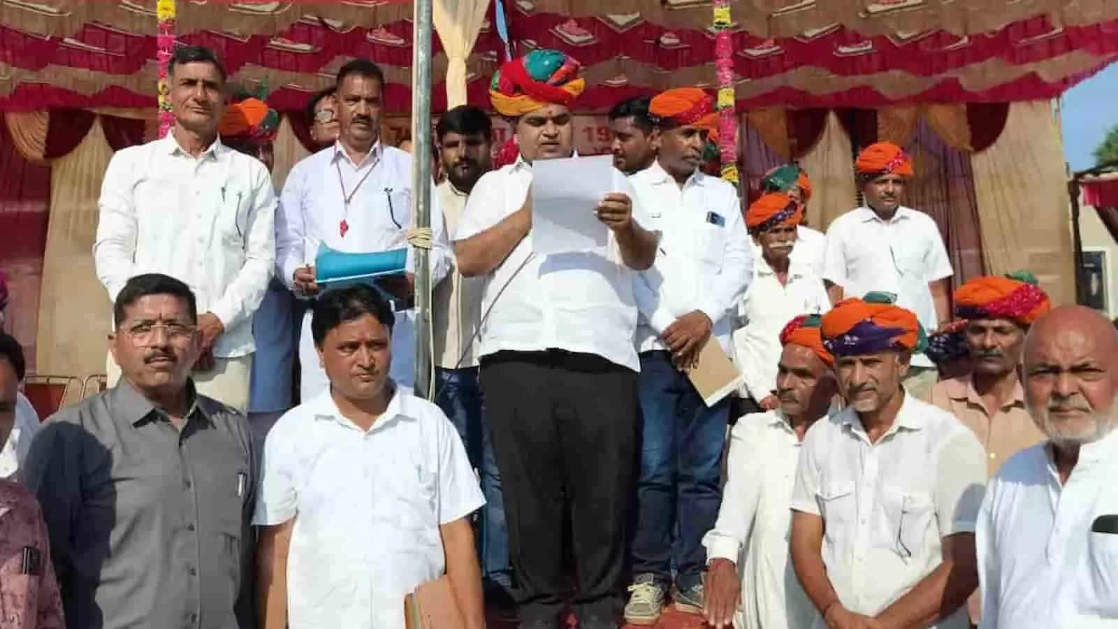 तस्वीर में सहकारिता मंत्री गौतम दक बड़ीसादड़ी में कबड्डी प्रतियोगिता के मंच पर संबोधित कर रहे हैं। तस्वीर में सहकारिता मंत्री गौतम दक बड़ीसादड़ी में कबड्डी प्रतियोगिता के मंच पर संबोधित कर रहे हैं।