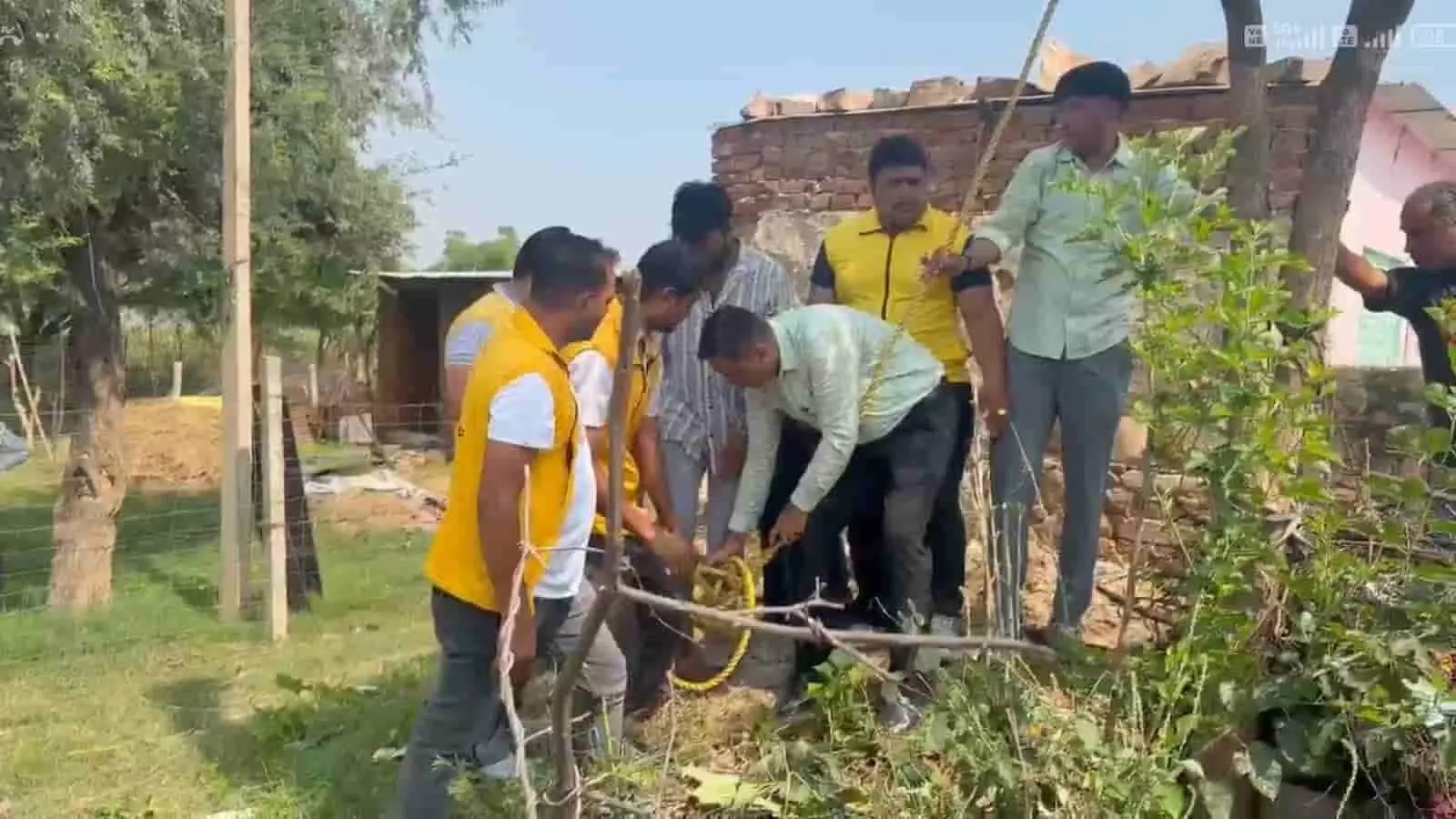 तस्वीर में दिख रही सिविल डिफेंस टीम जयपुर के कूकस में रस्सी की मदद से रेस्क्यू ऑपरेशन चला रही है। तस्वीर में दिख रही सिविल डिफेंस टीम जयपुर के कूकस में रस्सी की मदद से रेस्क्यू ऑपरेशन चला रही है।