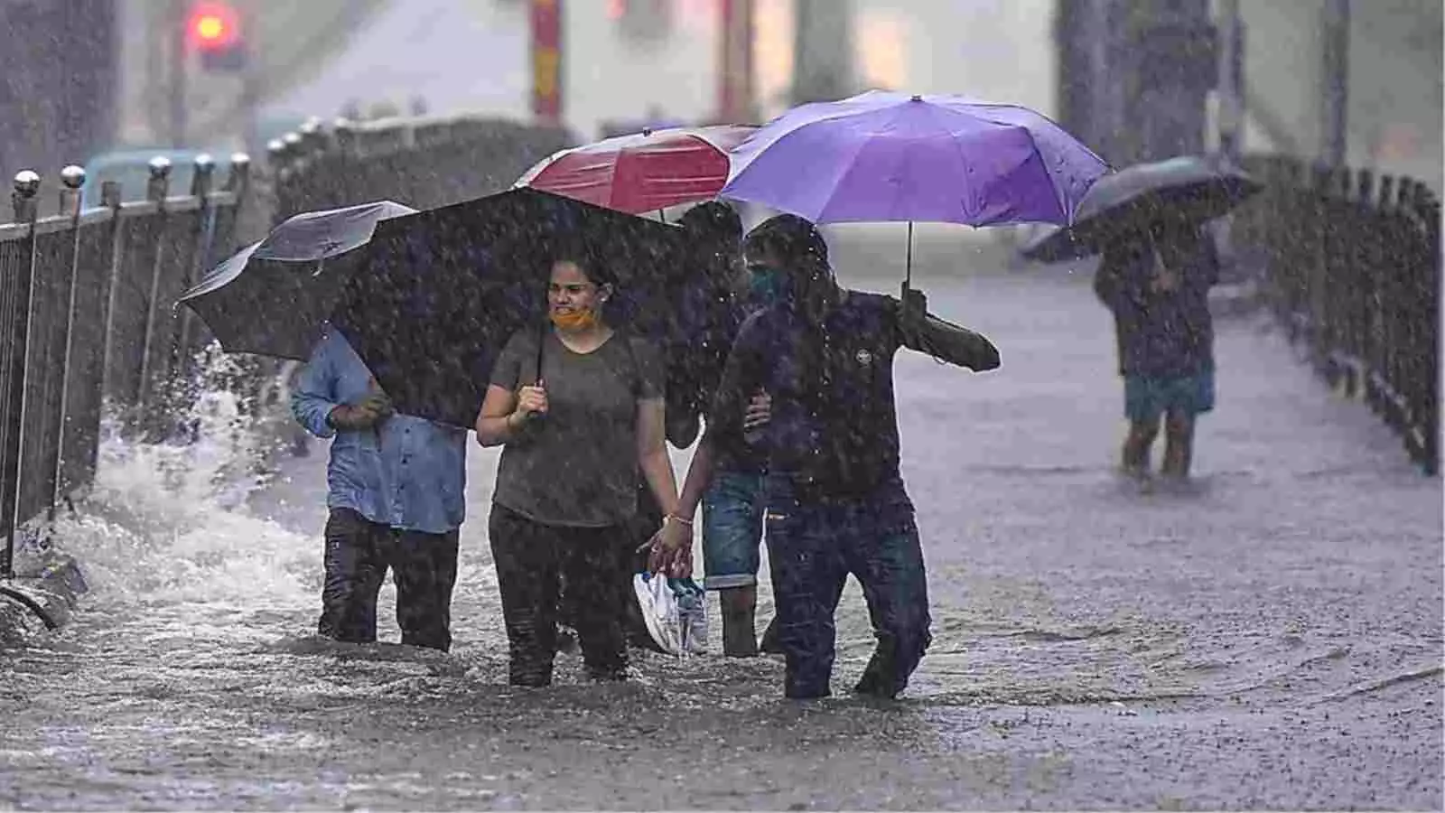 सड़क पर भारी बारिश के बीच छाते लेकर चलते लोग दक्षिण भारत में मौसम खराब होने के संदर्भ में दिख रहे हैं। सड़क पर भारी बारिश के बीच छाते लेकर चलते लोग दक्षिण भारत में मौसम खराब होने के संदर्भ में दिख रहे हैं।