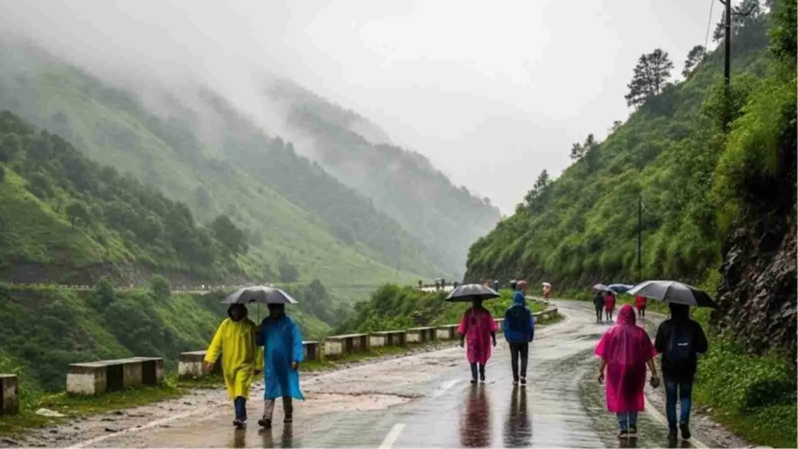 सड़क पर बारिश के बीच छाते और रेनकोट पहनकर चलते लोग उत्तराखंड में मौसम खराब होने के संदर्भ में दिख रहे हैं। सड़क पर बारिश के बीच छाते और रेनकोट पहनकर चलते लोग उत्तराखंड में मौसम खराब होने के संदर्भ में दिख रहे हैं।