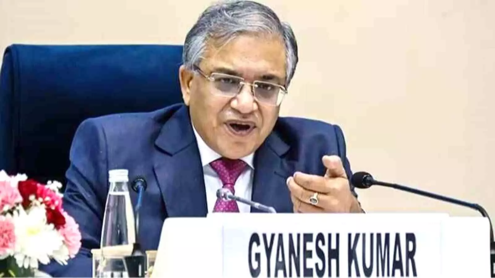मुख्य चुनाव आयुक्त ज्ञानेश कुमार नई दिल्ली में आधिकारिक बैठक के दौरान चर्चा करते हुए दिख रहे हैं। मुख्य चुनाव आयुक्त ज्ञानेश कुमार नई दिल्ली में आधिकारिक बैठक के दौरान चर्चा करते हुए दिख रहे हैं।