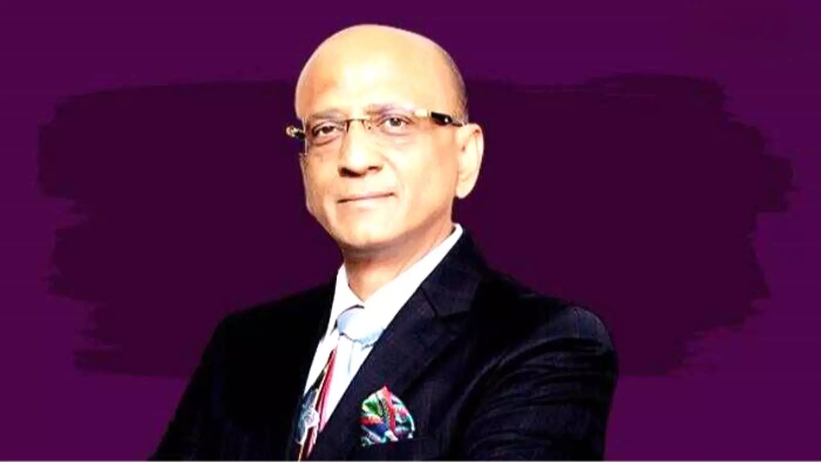चश्मे पहने हुए सूट में एक उद्योगपति मध्य प्रदेश के सबसे अमीर व्यक्ति के रूप में दिख रहे हैं। चश्मे पहने हुए सूट में एक उद्योगपति मध्य प्रदेश के सबसे अमीर व्यक्ति के रूप में दिख रहे हैं।