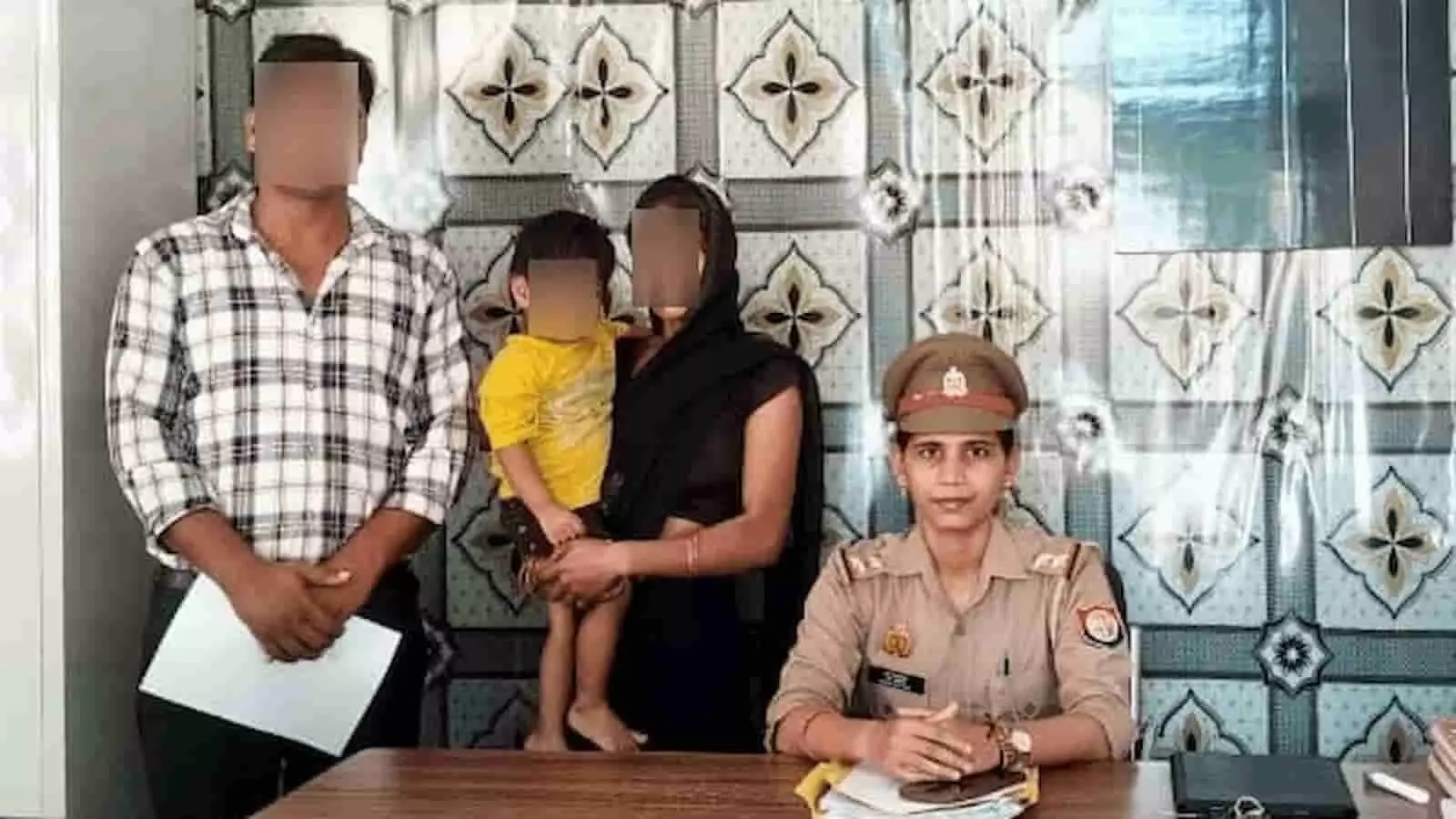 तस्वीर में बाएं से एक व्यक्ति, महिला की गोद में बच्चा और महिला पुलिसकर्मी कक्ष में बैठे दिखाई दे रहे हैं। तस्वीर में बाएं से एक व्यक्ति, महिला की गोद में बच्चा और महिला पुलिसकर्मी कक्ष में बैठे दिखाई दे रहे हैं।