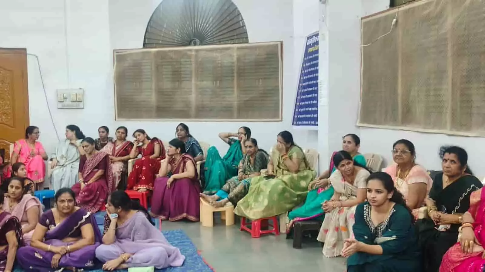 तस्वीर में खेरवाड़ा के जैन मंदिर में प्रतिक्रमण कार्यक्रम में बैठे श्रद्धालु दिखाई दे रहे हैं। तस्वीर में खेरवाड़ा के जैन मंदिर में प्रतिक्रमण कार्यक्रम में बैठे श्रद्धालु दिखाई दे रहे हैं।
