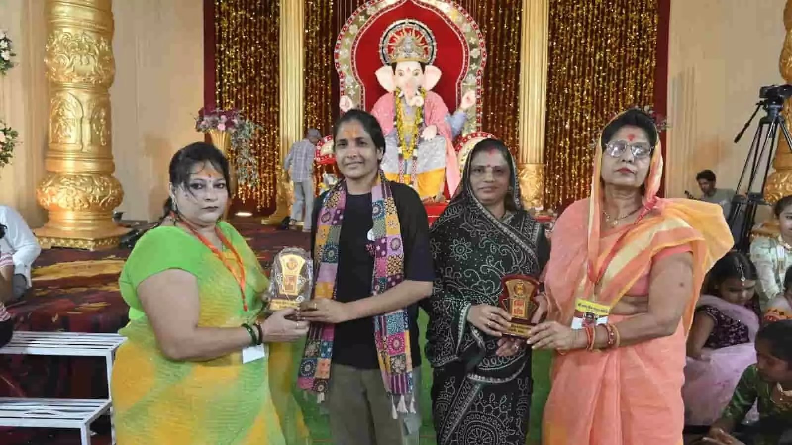 तस्वीर में कोटा के गणेश पांडाल में चार महिलाएं स्मृति चिन्ह पकड़े खड़ी दिख रही हैं। तस्वीर में कोटा के गणेश पांडाल में चार महिलाएं स्मृति चिन्ह पकड़े खड़ी दिख रही हैं।