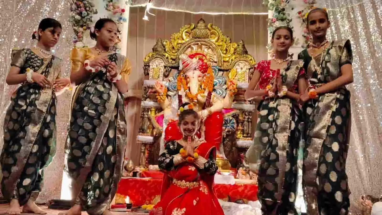तस्वीर में खेरवाड़ा में गणेश उत्सव के दौरान भगवान गणेश की मूर्ति के सामने पारंपरिक पोशाक में नजर आ रही बालिकाएं। तस्वीर में खेरवाड़ा में गणेश उत्सव के दौरान भगवान गणेश की मूर्ति के सामने पारंपरिक पोशाक में नजर आ रही बालिकाएं।