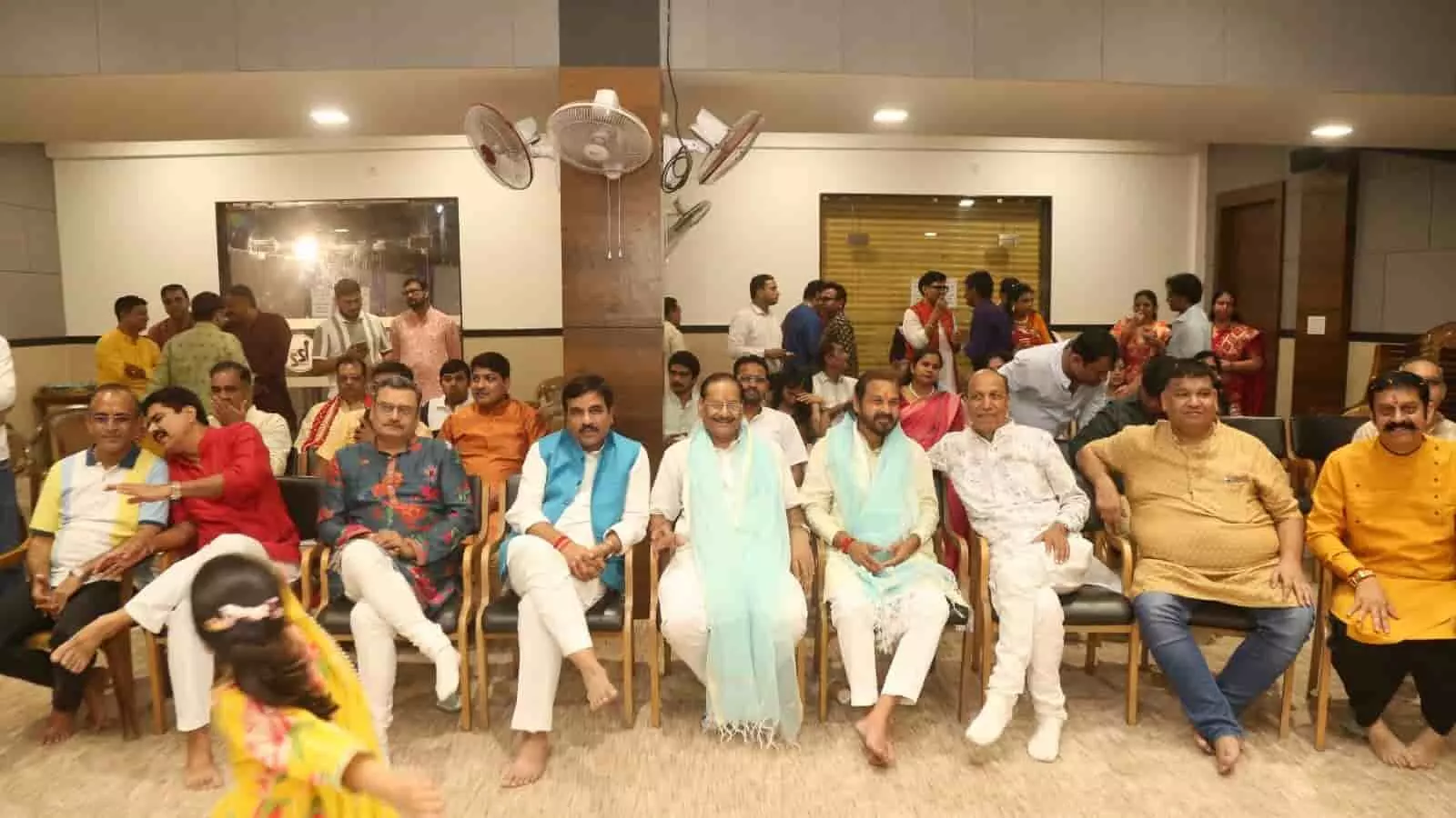 तस्वीर में कोटा के पुरुषार्थ भवन में जेसीआई एलुमनी क्लब के गणेशोत्सव कार्यक्रम में शामिल लोग एक हॉल में बैठे नजर आ रहे हैं। तस्वीर में कोटा के पुरुषार्थ भवन में जेसीआई एलुमनी क्लब के गणेशोत्सव कार्यक्रम में शामिल लोग एक हॉल में बैठे नजर आ रहे हैं।