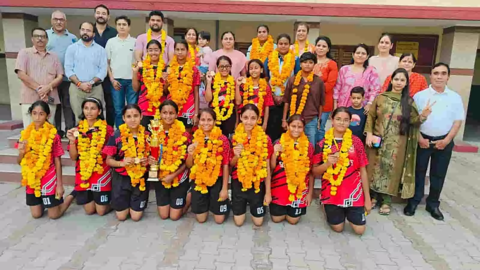 तस्वीर में सोफिया गर्ल्स स्कूल कोटा की छात्राएं और शिक्षक स्कूल परिसर में ट्रॉफी के साथ खड़े हैं। तस्वीर में सोफिया गर्ल्स स्कूल कोटा की छात्राएं और शिक्षक स्कूल परिसर में ट्रॉफी के साथ खड़े हैं।