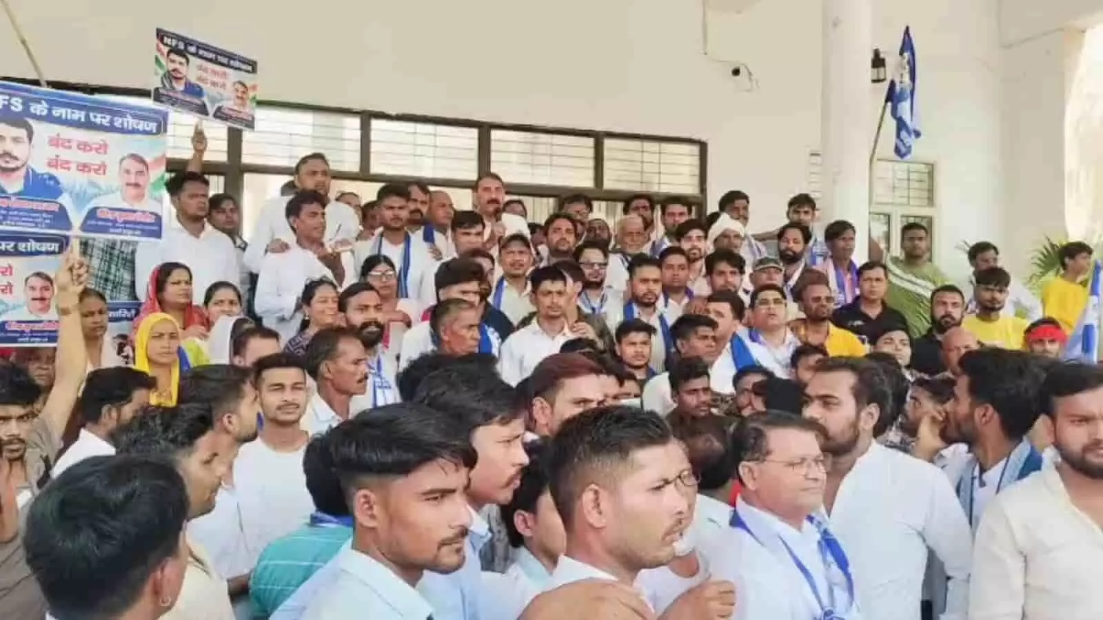तस्वीर में दिख रही भीड़ के लोग हापुड़ में विरोध प्रदर्शन के दौरान पोस्टर और झंडे थामे हुए हैं। तस्वीर में दिख रही भीड़ के लोग हापुड़ में विरोध प्रदर्शन के दौरान पोस्टर और झंडे थामे हुए हैं।