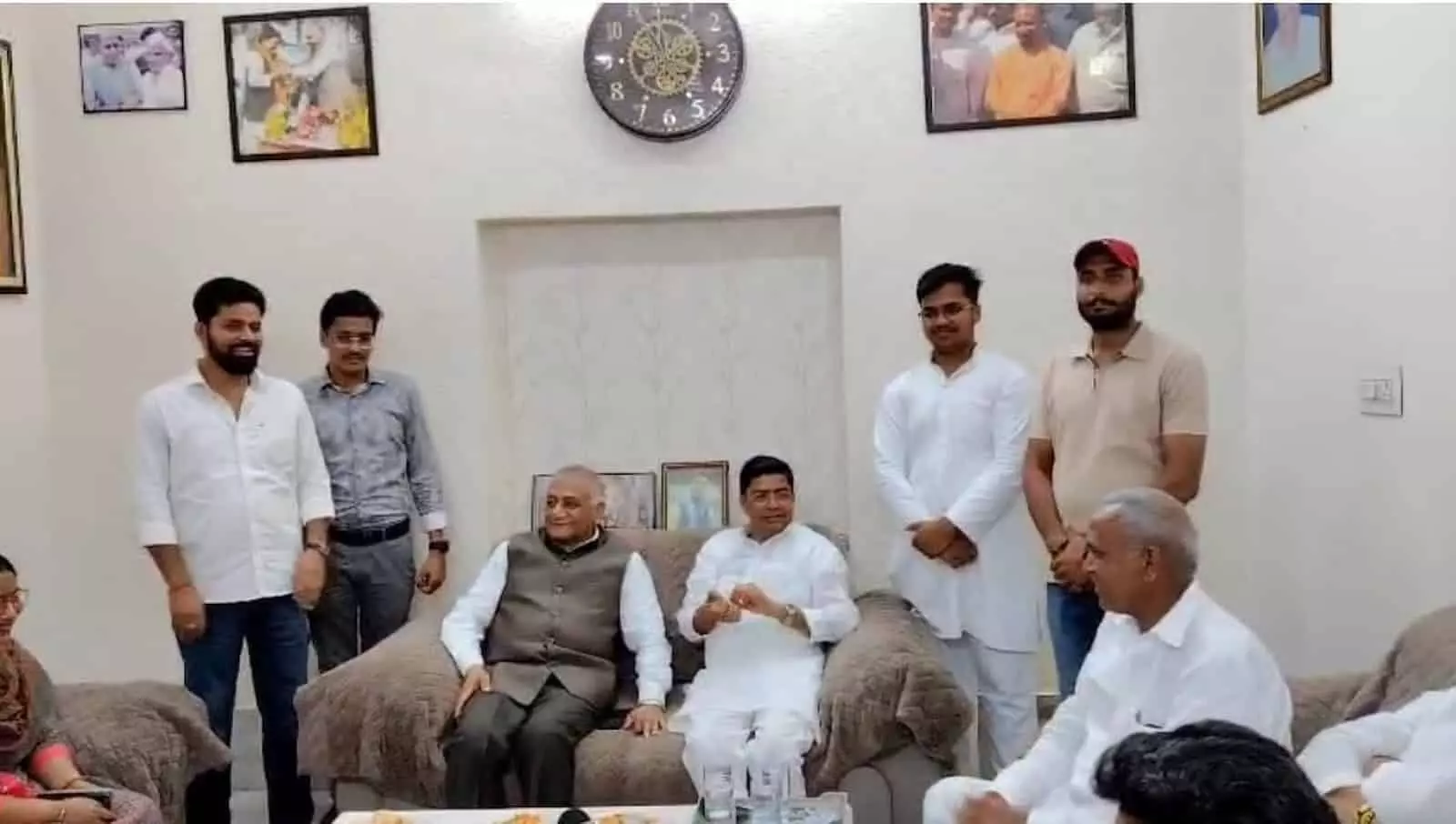 तस्वीर में मिजोरम के राज्यपाल वीके सिंह हापुड़ के एक कमरे में लोगों के साथ बैठे दिख रहे हैं। तस्वीर में मिजोरम के राज्यपाल वीके सिंह हापुड़ के एक कमरे में लोगों के साथ बैठे दिख रहे हैं।