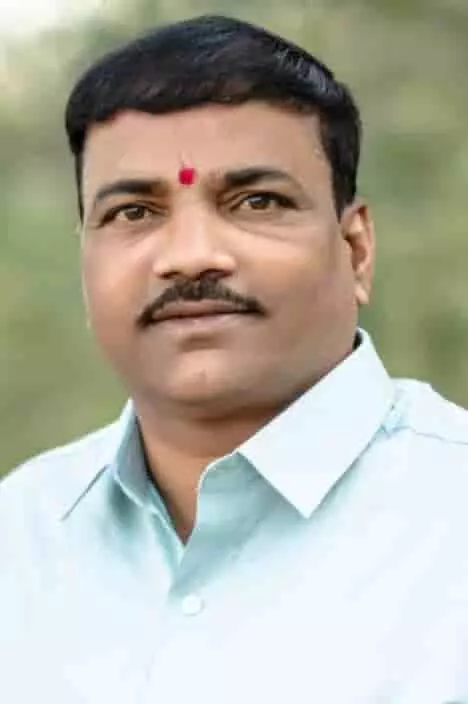 तस्वीर में माथे पर लाल कुमकुम का टीका लगाए और हल्के नीले रंग की शर्ट पहने विनोद वारके नजर आ रहे हैं। तस्वीर में माथे पर लाल कुमकुम का टीका लगाए और हल्के नीले रंग की शर्ट पहने विनोद वारके नजर आ रहे हैं।