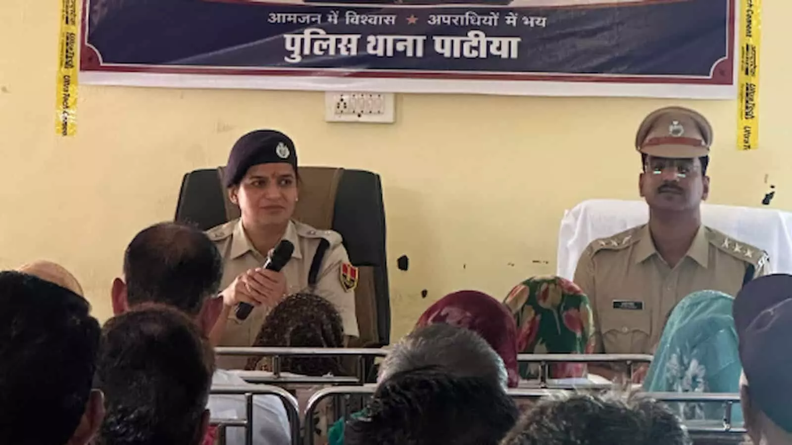 तस्वीर में पुलिस अधीक्षक डॉ. अमृता दुहन कनबई में जनसुनवाई के दौरान ग्रामीणों को संबोधित कर रही हैं। तस्वीर में पुलिस अधीक्षक डॉ. अमृता दुहन कनबई में जनसुनवाई के दौरान ग्रामीणों को संबोधित कर रही हैं।