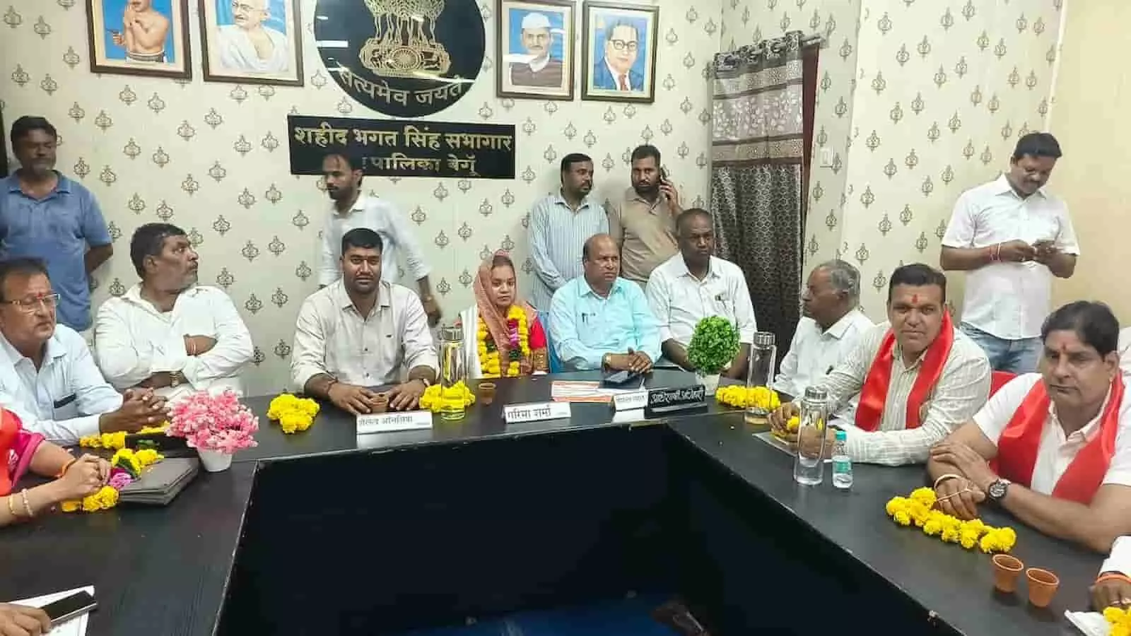 तस्वीर में बाएं से दाएं बैठे शैलेंद्र आचलियां, गरिमा शर्मा और अन्य सदस्य सभागार में चर्चा कर रहे हैं। तस्वीर में बाएं से दाएं बैठे शैलेंद्र आचलियां, गरिमा शर्मा और अन्य सदस्य सभागार में चर्चा कर रहे हैं।