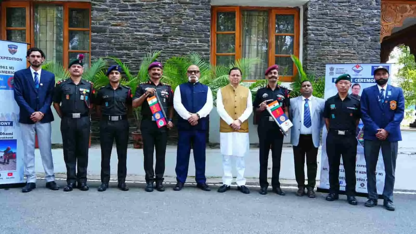 तस्वीर में मुख्यमंत्री पुष्कर सिंह धामी कैंप कार्यालय में पर्वतारोहियों के साथ खड़े हैं। तस्वीर में मुख्यमंत्री पुष्कर सिंह धामी कैंप कार्यालय में पर्वतारोहियों के साथ खड़े हैं।