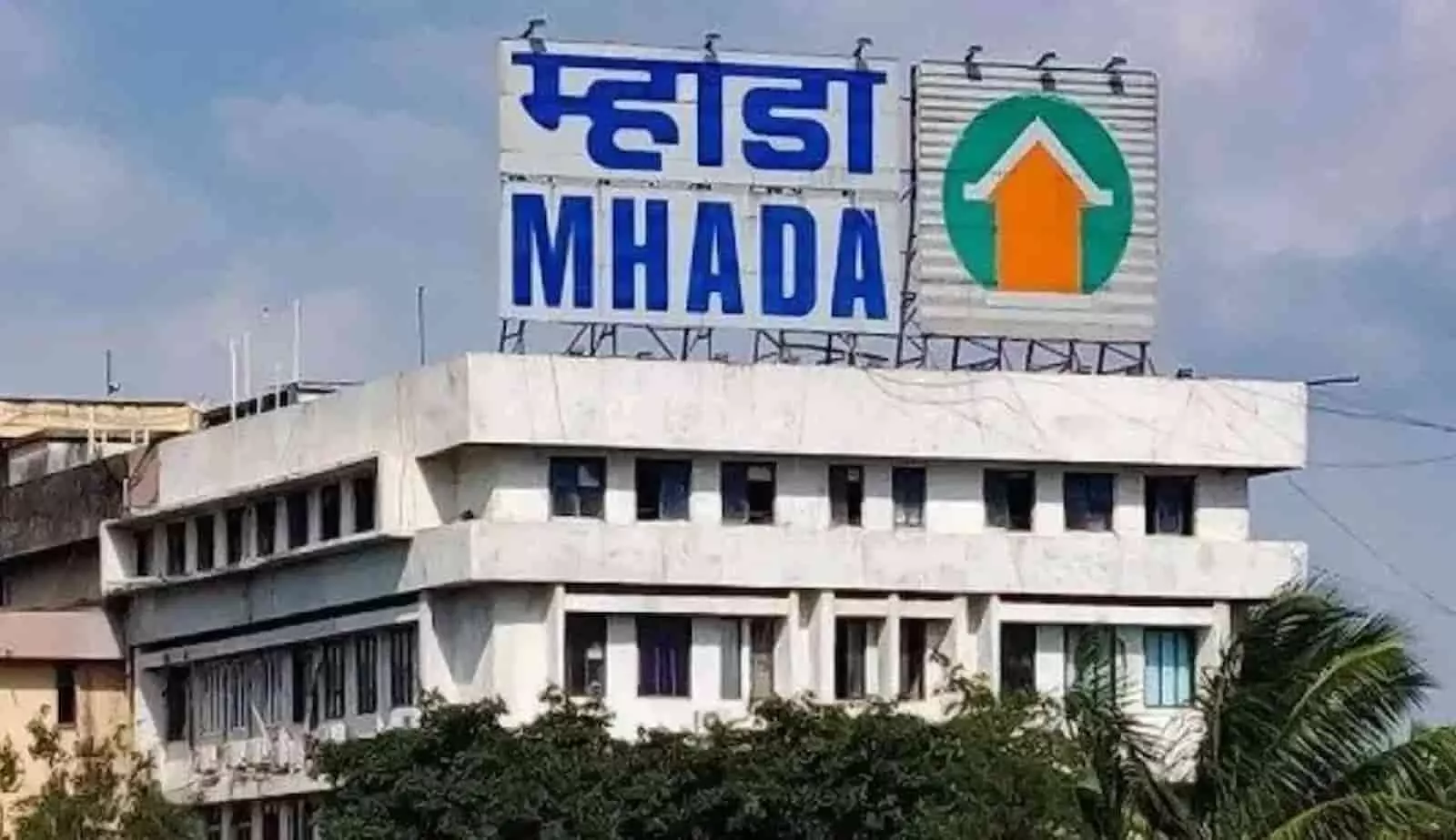 तस्वीर में म्हाडा की बहुमंजिला इमारत और छत पर हिंदी और अंग्रेजी में लिखा बड़ा साइनबोर्ड दिख रहा है। तस्वीर में म्हाडा की बहुमंजिला इमारत और छत पर हिंदी और अंग्रेजी में लिखा बड़ा साइनबोर्ड दिख रहा है।