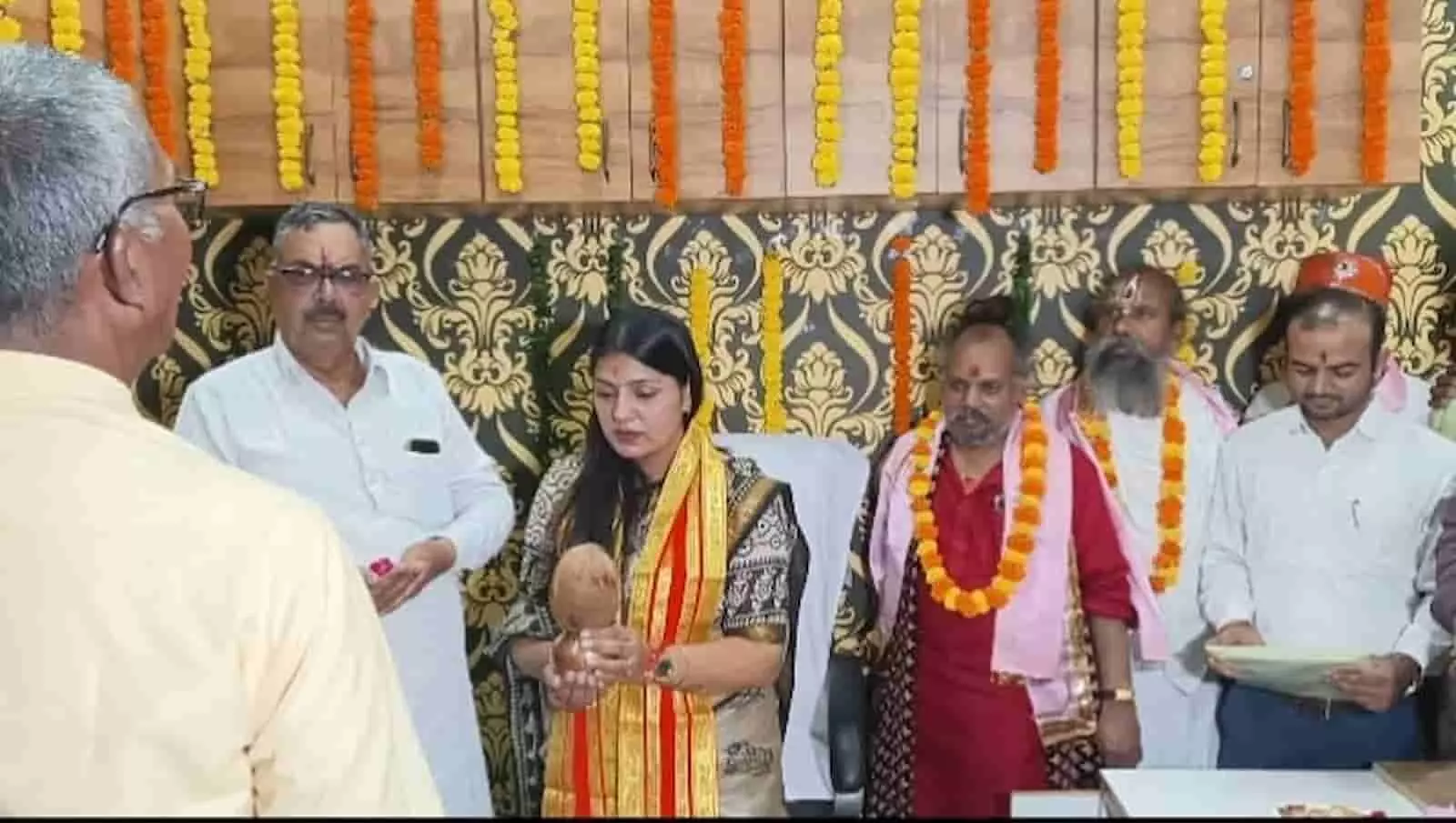 तस्वीर में प्रीति काकाणी हाथ में नारियल लेकर पूजा करती दिख रही हैं और आसपास अन्य लोग मौजूद हैं। तस्वीर में प्रीति काकाणी हाथ में नारियल लेकर पूजा करती दिख रही हैं और आसपास अन्य लोग मौजूद हैं।