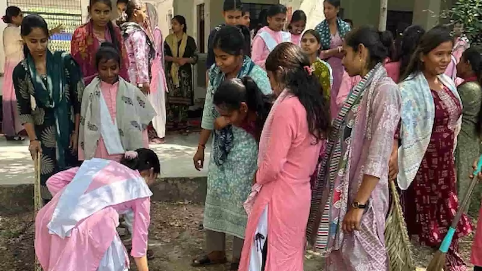 खेरवाड़ा महाविद्यालय परिसर में राष्ट्रीय सेवा योजना के तहत सफाई करतीं एनएसएस स्वयंसेविकाएं खेरवाड़ा महाविद्यालय परिसर में राष्ट्रीय सेवा योजना के तहत सफाई करतीं एनएसएस स्वयंसेविकाएं