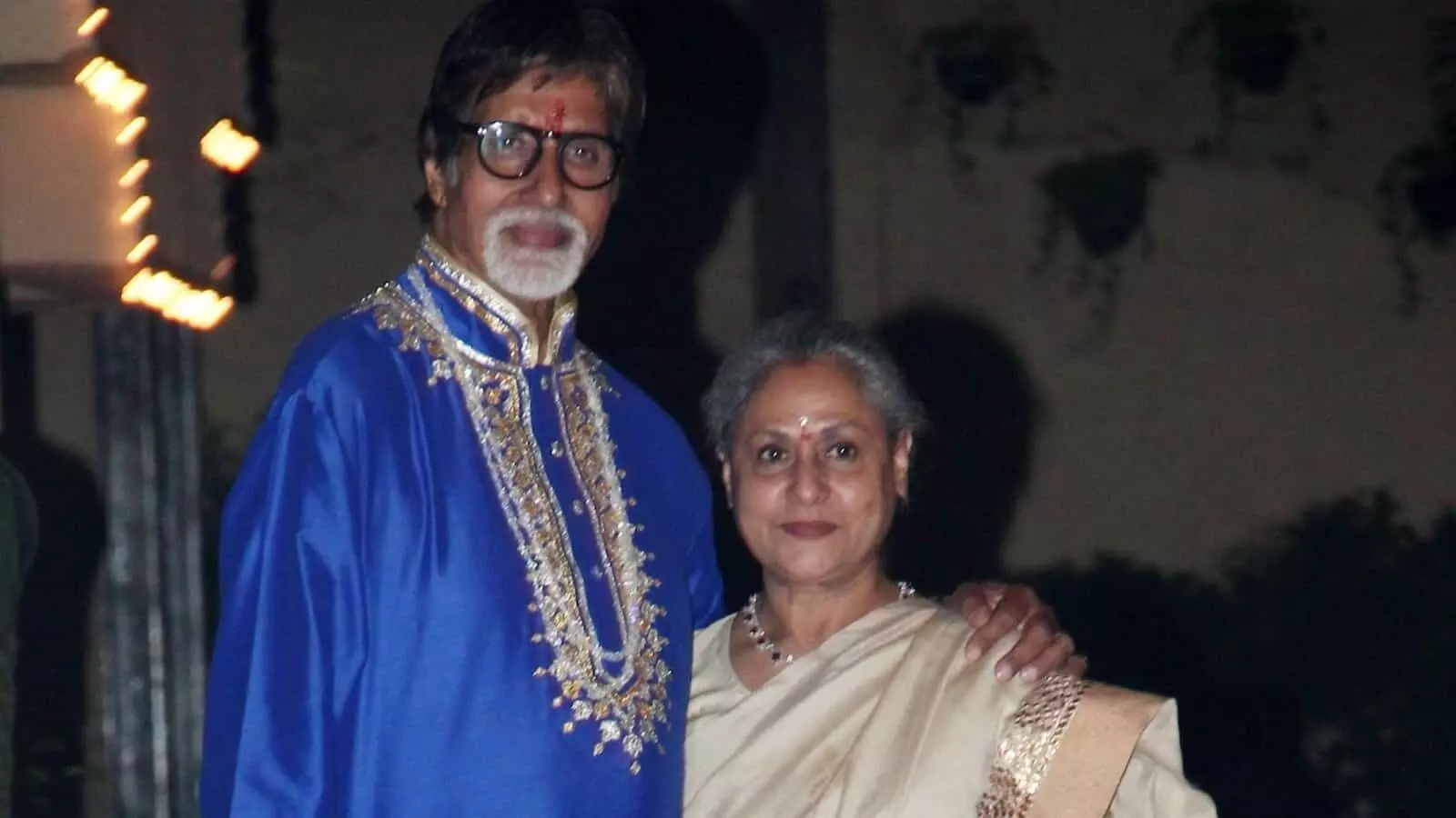 तस्वीर में अमिताभ बच्चन और जया बच्चन पारंपरिक परिधान में नजर आ रहे हैं। तस्वीर में अमिताभ बच्चन और जया बच्चन पारंपरिक परिधान में नजर आ रहे हैं।
