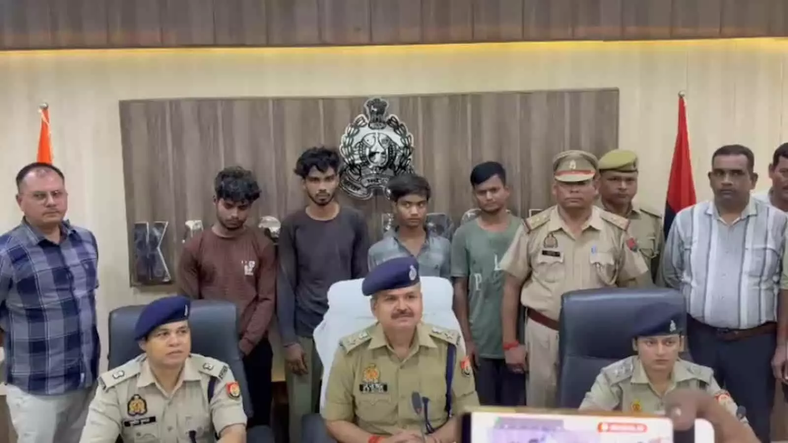 तस्वीर में दिख रही कासगंज पुलिस टीम गिरफ्तार आरोपियों के साथ कमरे में खड़ी है। तस्वीर में दिख रही कासगंज पुलिस टीम गिरफ्तार आरोपियों के साथ कमरे में खड़ी है।