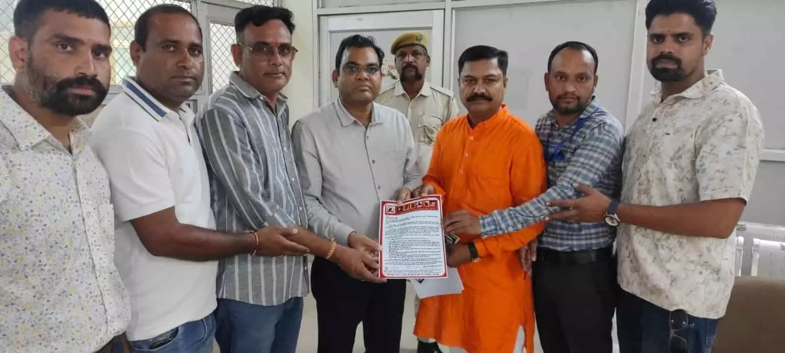 तस्वीर में क्षत्रिय महासभा के पदाधिकारी प्रतापगढ़ में ज्ञापन सौंपते हुए दिखाई दे रहे हैं। तस्वीर में क्षत्रिय महासभा के पदाधिकारी प्रतापगढ़ में ज्ञापन सौंपते हुए दिखाई दे रहे हैं।
