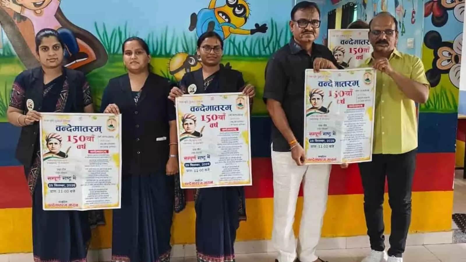 तस्वीर में दिख रही तीन महिलाएं और दो पुरुष अपने हाथों में पोस्टर थामे हुए खड़े हैं। तस्वीर में दिख रही तीन महिलाएं और दो पुरुष अपने हाथों में पोस्टर थामे हुए खड़े हैं।