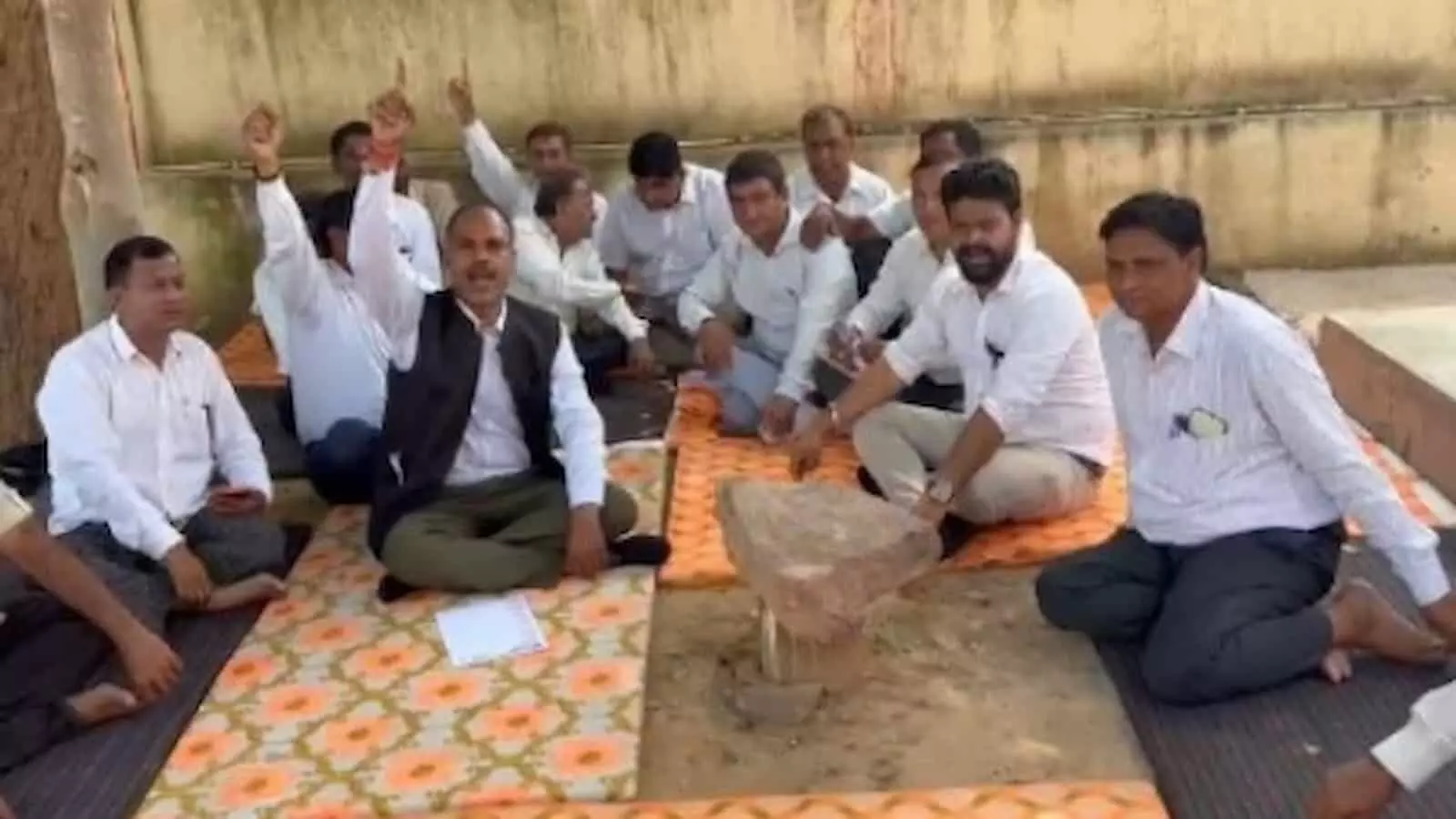 तस्वीर में डीग के नवीन न्यायालय परिसर में विरोध प्रदर्शन करते हुए अधिवक्ता दिखाई दे रहे हैं। तस्वीर में डीग के नवीन न्यायालय परिसर में विरोध प्रदर्शन करते हुए अधिवक्ता दिखाई दे रहे हैं।