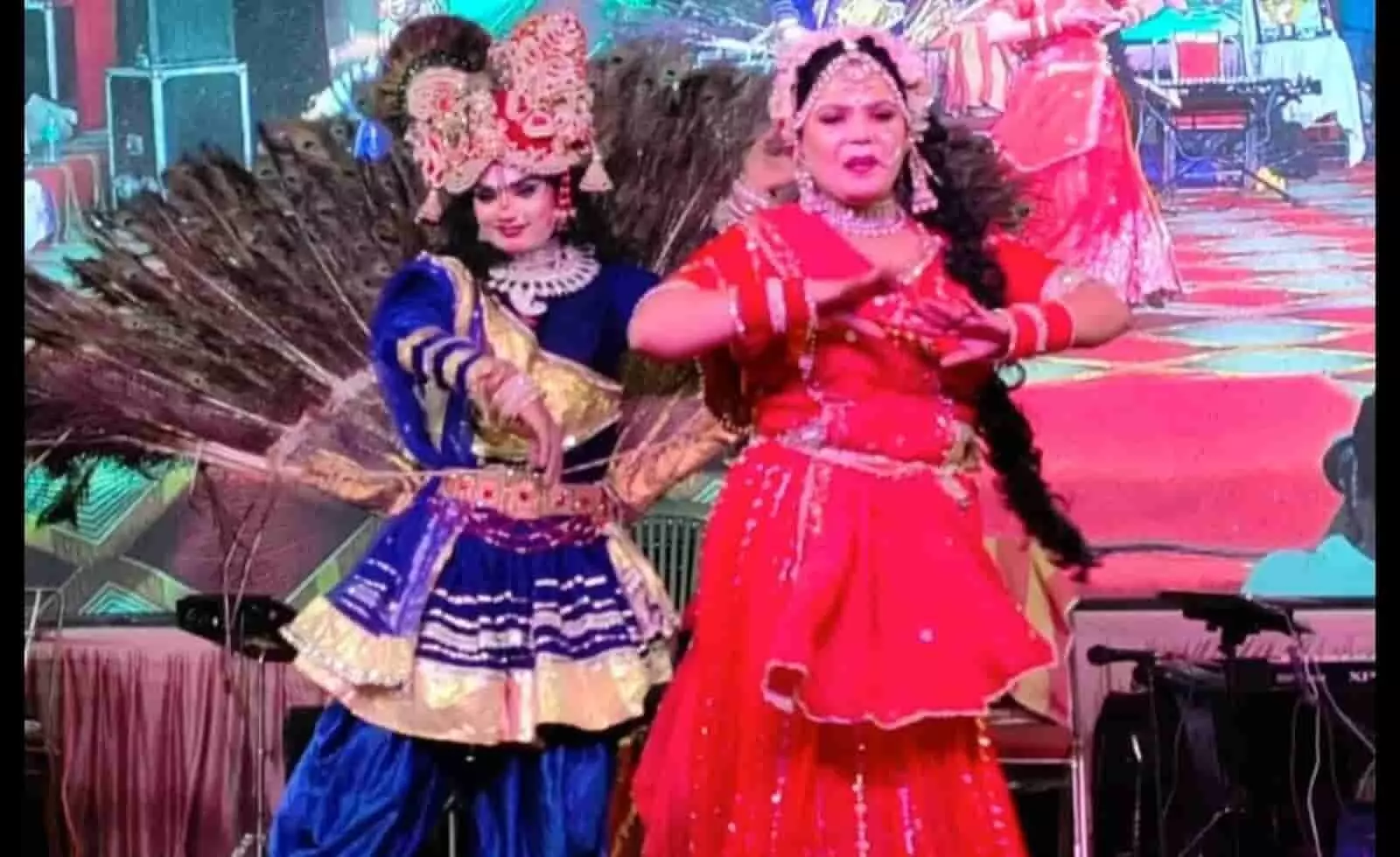 तस्वीर में बाएं कृष्ण और दाएं राधा के रूप में सजे कलाकार मंच पर नृत्य प्रस्तुत कर रहे हैं। तस्वीर में बाएं कृष्ण और दाएं राधा के रूप में सजे कलाकार मंच पर नृत्य प्रस्तुत कर रहे हैं।