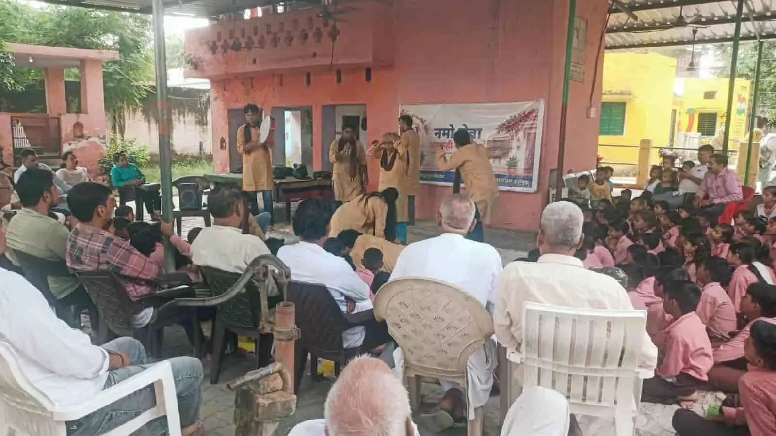 तस्वीर में गढ़मुक्तेश्वर के गांव में चौपाल पर नुक्कड़ नाटक प्रस्तुत करते कलाकार और ग्रामीण दिखाई दे रहे हैं। तस्वीर में गढ़मुक्तेश्वर के गांव में चौपाल पर नुक्कड़ नाटक प्रस्तुत करते कलाकार और ग्रामीण दिखाई दे रहे हैं।