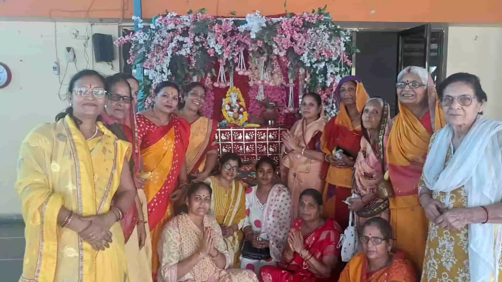 तस्वीर में भीलवाड़ा के मंदिर में गणपति पूजा के दौरान एकत्र महिलाएं और श्रद्धालु दिख रहे हैं. तस्वीर में भीलवाड़ा के मंदिर में गणपति पूजा के दौरान एकत्र महिलाएं और श्रद्धालु दिख रहे हैं.