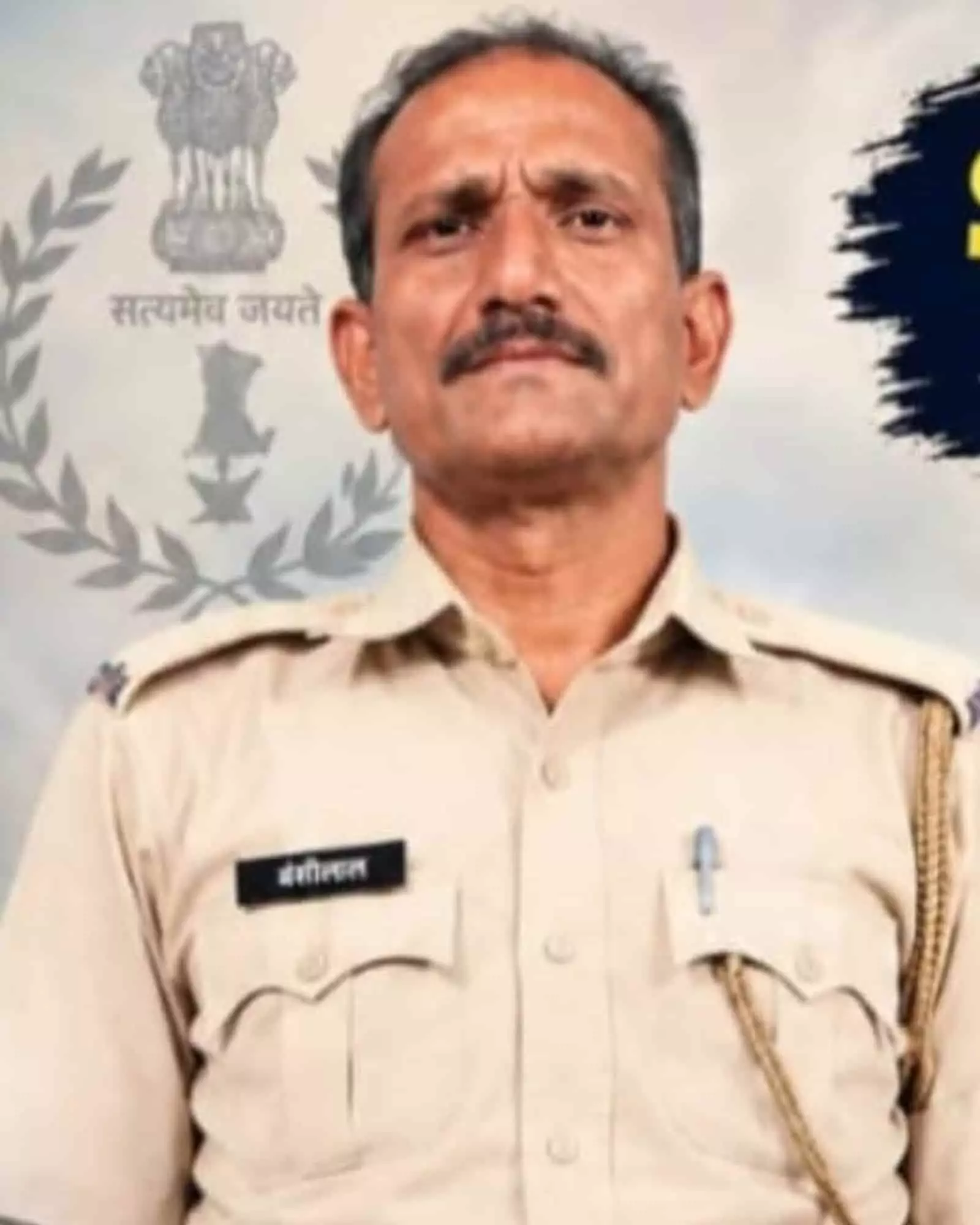 तस्वीर में दिख रहे राजस्थान पुलिस वर्दी पहने कांस्टेबल बंसीलाल बड़ौदा पोर्ट्रेट मुद्रा में हैं। तस्वीर में दिख रहे राजस्थान पुलिस वर्दी पहने कांस्टेबल बंसीलाल बड़ौदा पोर्ट्रेट मुद्रा में हैं।