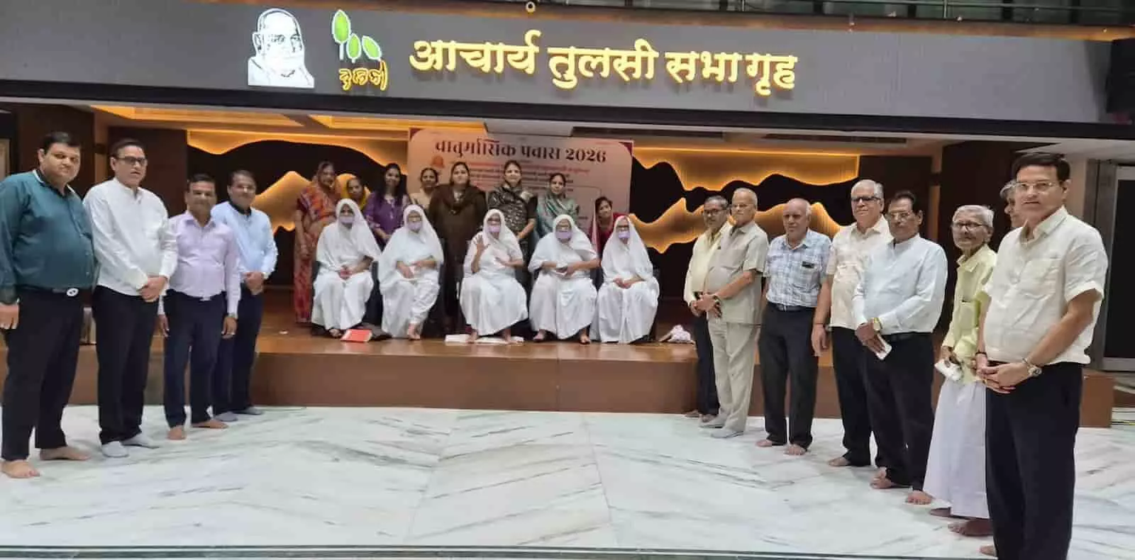 तस्वीर में दिख रही साध्वियां मंच पर बैठी हैं और दोनों तरफ श्रद्धालु खड़े हैं। तस्वीर में दिख रही साध्वियां मंच पर बैठी हैं और दोनों तरफ श्रद्धालु खड़े हैं।