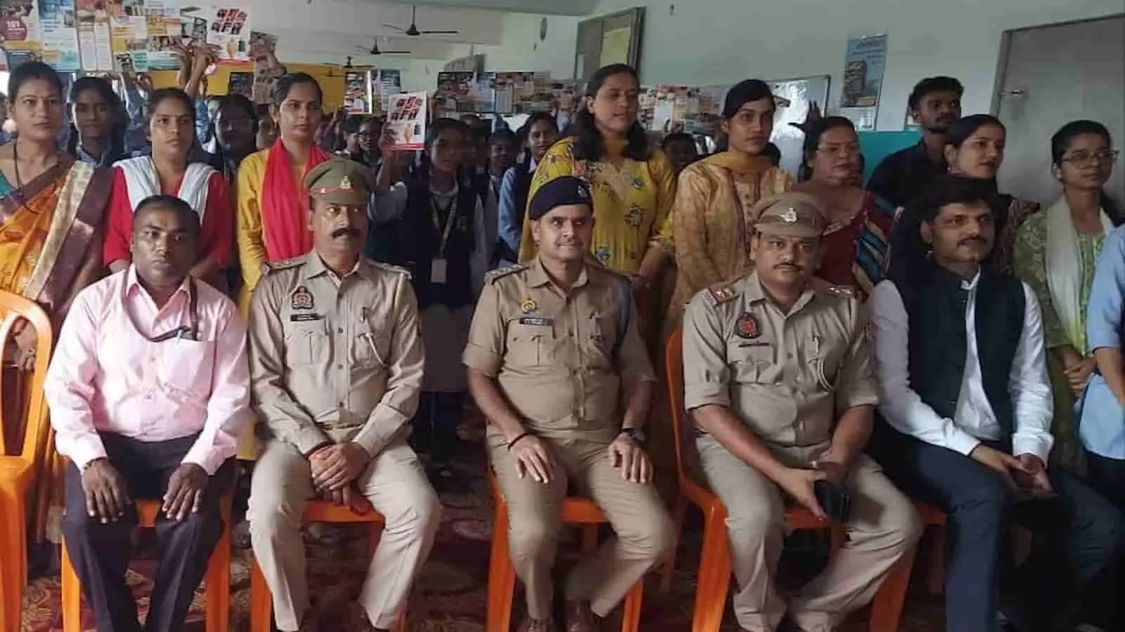 चंदौली के स्कूल में यातायात जागरूकता कार्यक्रम के दौरान बैठे पुलिसकर्मी और विद्यार्थी। चंदौली के स्कूल में यातायात जागरूकता कार्यक्रम के दौरान बैठे पुलिसकर्मी और विद्यार्थी।