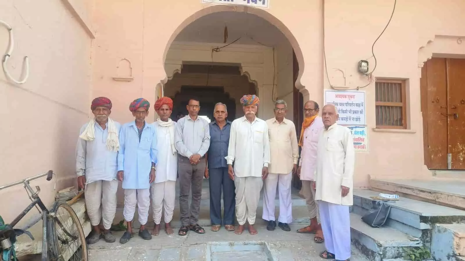 तस्वीर में समता भवन के बाहर खड़े लोग नजर आ रहे हैं। तस्वीर में समता भवन के बाहर खड़े लोग नजर आ रहे हैं।