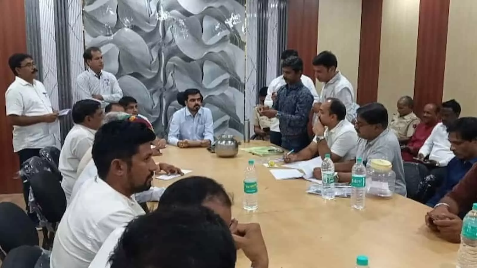 तस्वीर में गंगापुर उपखंड कार्यालय में बैठक के दौरान अधिकारी और ग्रामीण नजर आ रहे हैं। तस्वीर में गंगापुर उपखंड कार्यालय में बैठक के दौरान अधिकारी और ग्रामीण नजर आ रहे हैं।